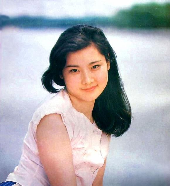 因長得太美無人敢追！父親為她「終生不娶」　如今被初戀獨寵33年「58歲近照不敢認」 