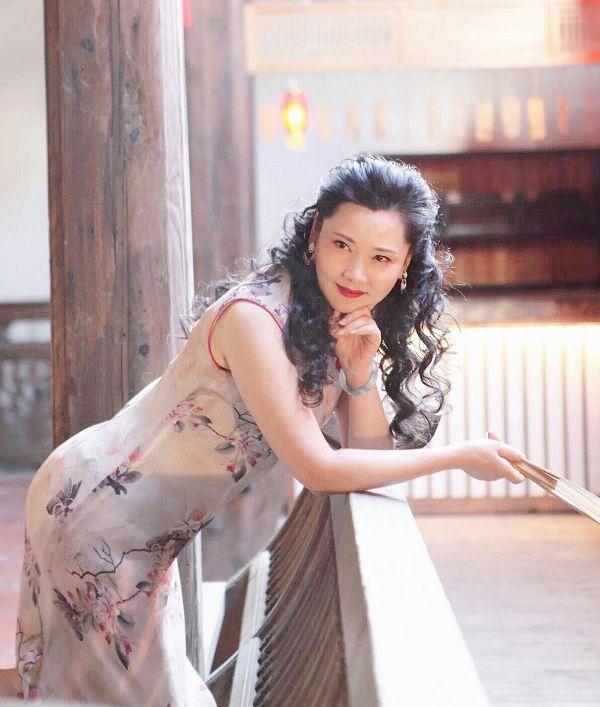 因長得太美無人敢追！父親為她「終生不娶」　如今被初戀獨寵33年「58歲近照不敢認」 