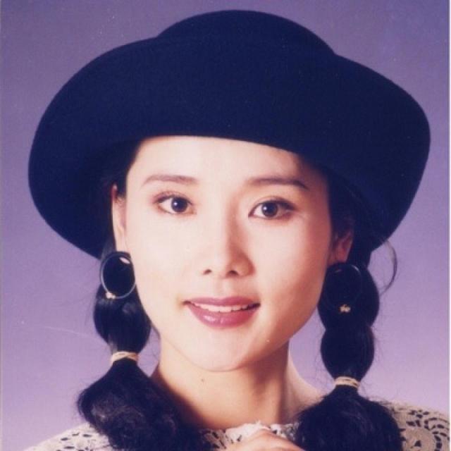因長得太美無人敢追！父親為她「終生不娶」　如今被初戀獨寵33年「58歲近照不敢認」 