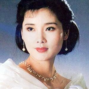 因長得太美無人敢追！父親為她「終生不娶」　如今被初戀獨寵33年「58歲近照不敢認」 
