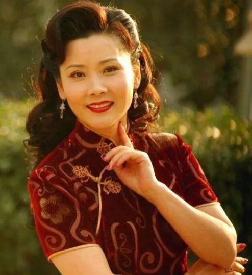 因長得太美無人敢追！父親為她「終生不娶」　如今被初戀獨寵33年「58歲近照不敢認」 
