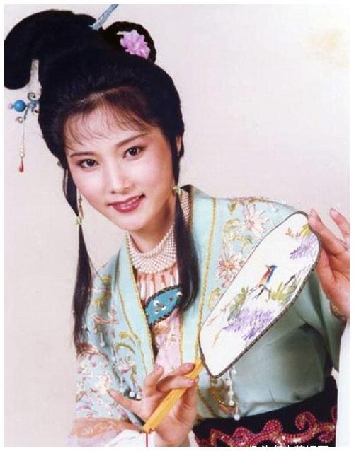 因長得太美無人敢追！父親為她「終生不娶」　如今被初戀獨寵33年「58歲近照不敢認」 