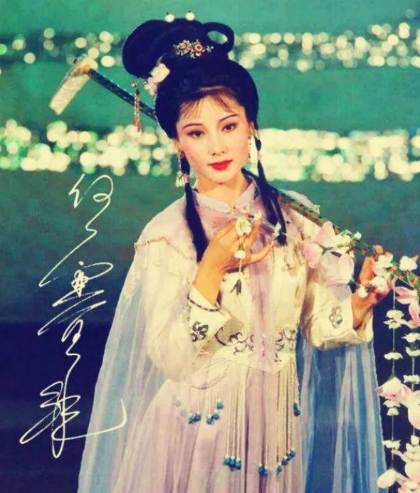 因長得太美無人敢追！父親為她「終生不娶」　如今被初戀獨寵33年「58歲近照不敢認」 
