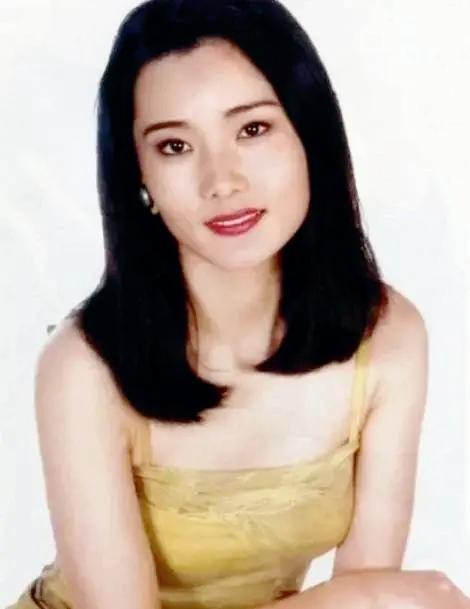 因長得太美無人敢追！父親為她「終生不娶」　如今被初戀獨寵33年「58歲近照不敢認」 