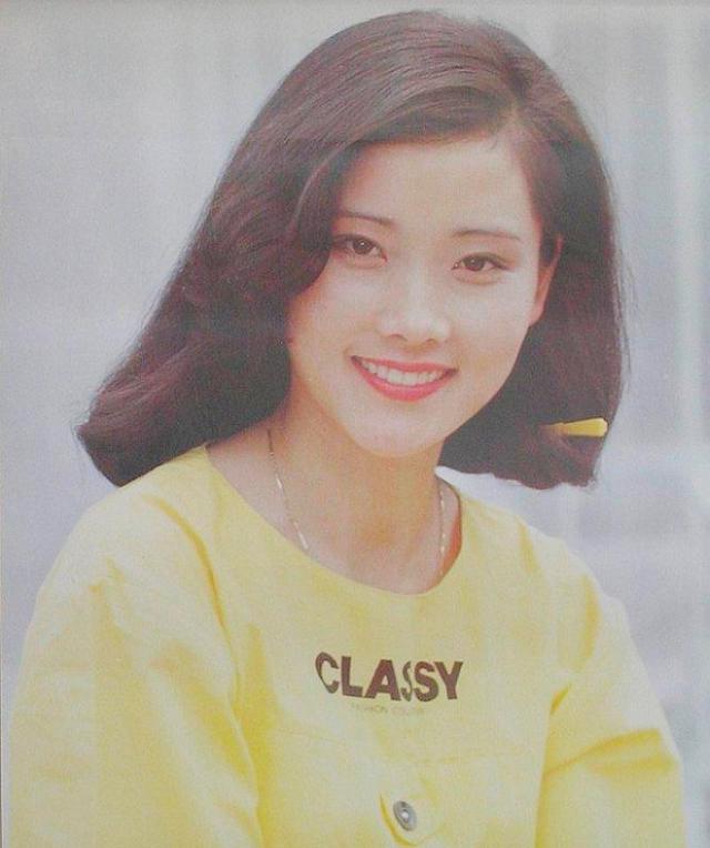 因長得太美無人敢追！父親為她「終生不娶」　如今被初戀獨寵33年「58歲近照不敢認」 