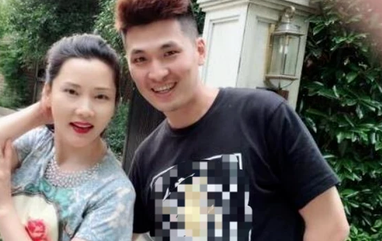 因長得太美無人敢追！父親為她「終生不娶」　如今被初戀獨寵33年「58歲近照不敢認」 