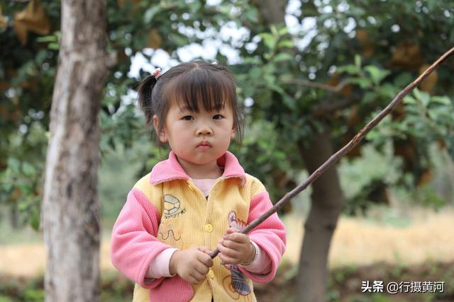跟著阿嬤2年！小孫女住農村「餓了摘樹上水果吃」　吃飽穿暖「她突然提起媽媽」嬤心酸：讓你受罪了