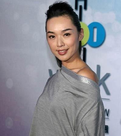 她是林志玲師姐！嫁入豪門孕期「遭老公7次重手」　 被閨蜜介入離婚「苦練廚藝獲獎」54歲依舊漂亮