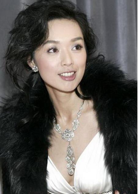 她是林志玲師姐！嫁入豪門孕期「遭老公7次重手」　 被閨蜜介入離婚「苦練廚藝獲獎」54歲依舊漂亮