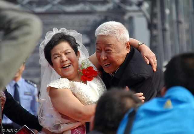 談不攏！63歲大爺「再婚5天就分手」　54歲女人怒罵「他不要臉」大爺回懟：她才不要臉