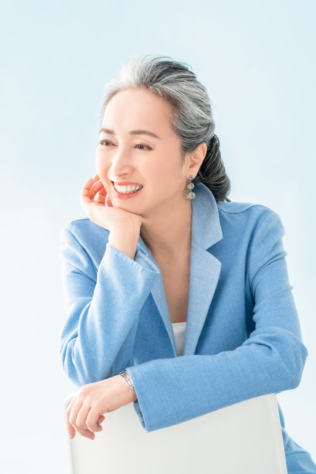 拒絕再染黑髮！53歲女主播「頂一頭絕美銀髮」爆紅全國　「鬆口下定決心契機」意外開啟第二人生