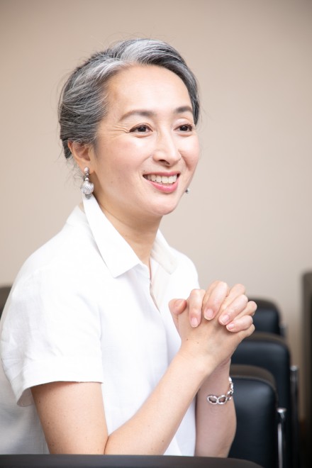 拒絕再染黑髮！53歲女主播「頂一頭絕美銀髮」爆紅全國　「鬆口下定決心契機」意外開啟第二人生