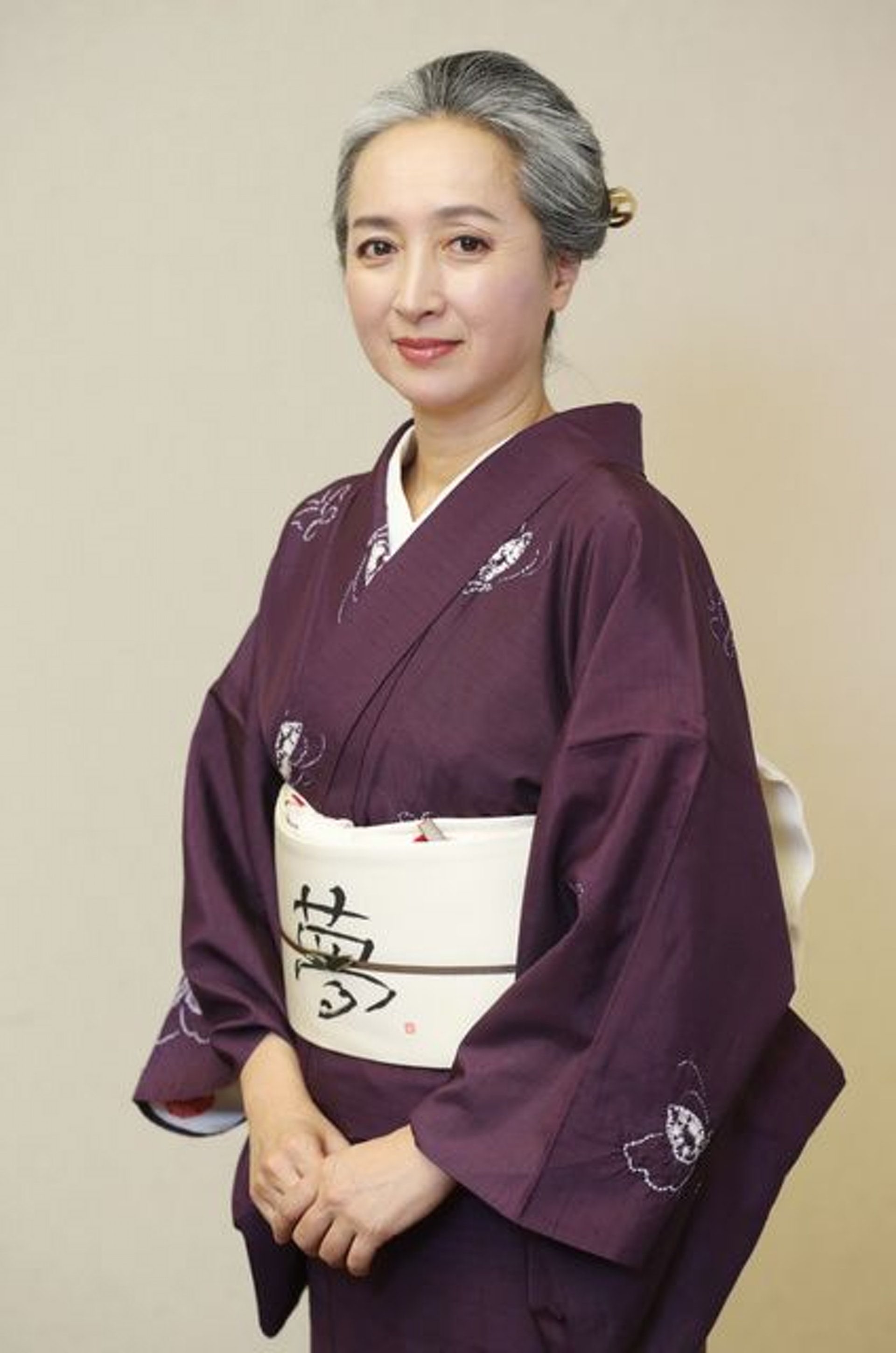 拒絕再染黑髮！53歲女主播「頂一頭絕美銀髮」爆紅全國　「鬆口下定決心契機」意外開啟第二人生