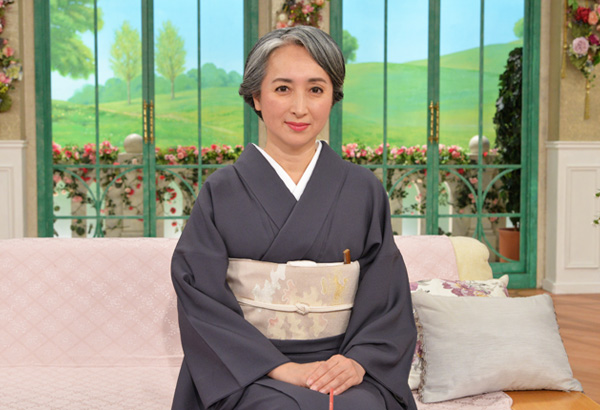 拒絕再染黑髮！53歲女主播「頂一頭絕美銀髮」爆紅全國　「鬆口下定決心契機」意外開啟第二人生