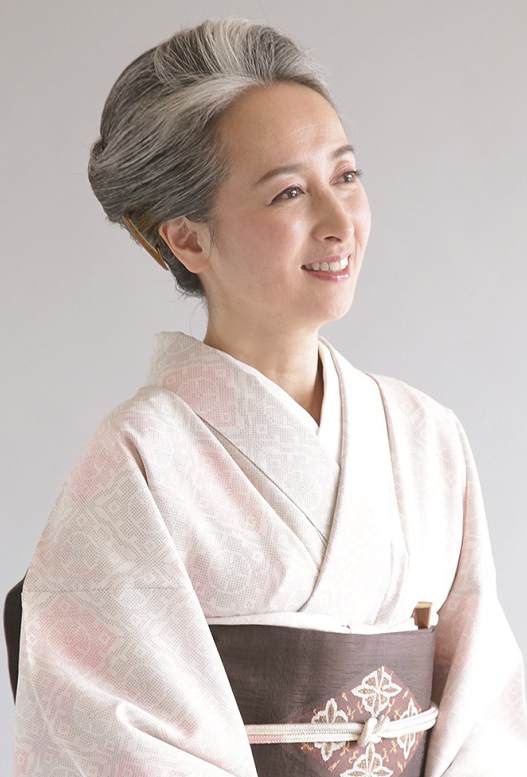 拒絕再染黑髮！53歲女主播「頂一頭絕美銀髮」爆紅全國　「鬆口下定決心契機」意外開啟第二人生