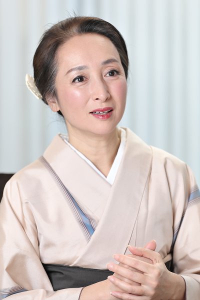拒絕再染黑髮！53歲女主播「頂一頭絕美銀髮」爆紅全國　「鬆口下定決心契機」意外開啟第二人生