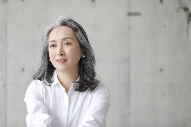 拒絕再染黑髮！53歲女主播「頂一頭絕美銀髮」爆紅全國　「鬆口下定決心契機」意外開啟第二人生