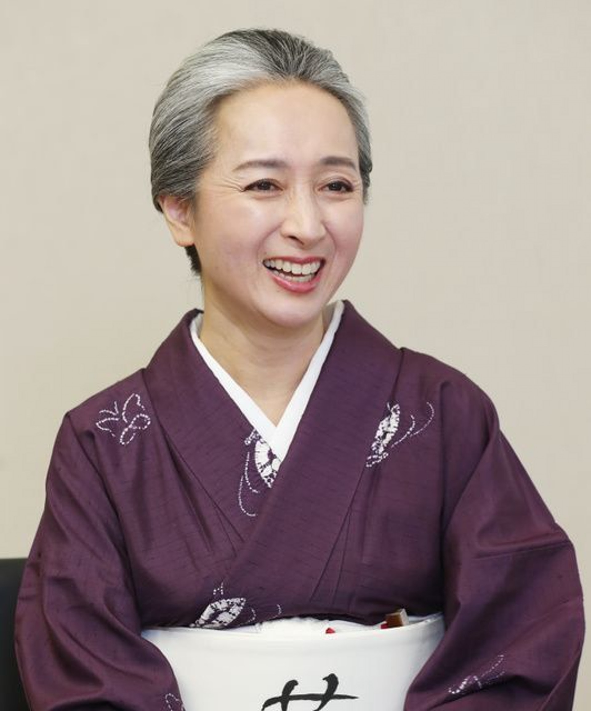 拒絕再染黑髮！53歲女主播「頂一頭絕美銀髮」爆紅全國　「鬆口下定決心契機」意外開啟第二人生