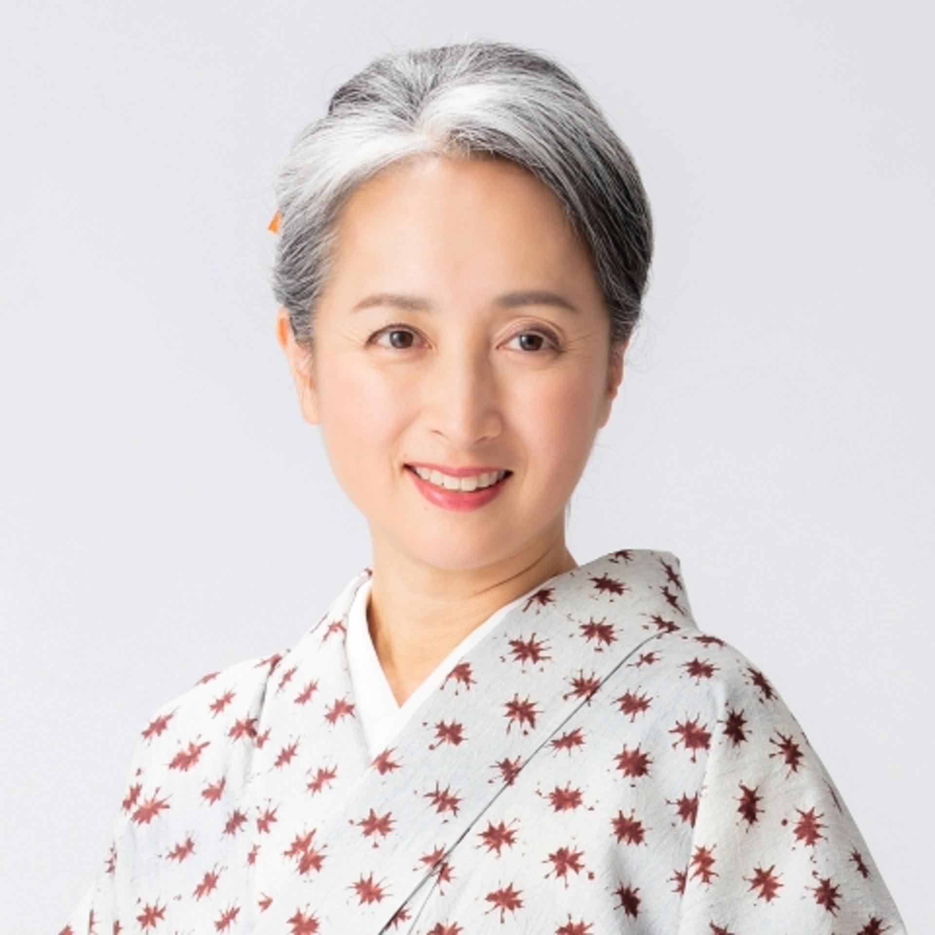 拒絕再染黑髮！53歲女主播「頂一頭絕美銀髮」爆紅全國　「鬆口下定決心契機」意外開啟第二人生