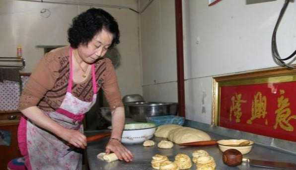 回丈母娘家吃飯！等了3個小時菜還未上桌　走「進廚房一看」瞬間淚目：一定好好對妻子