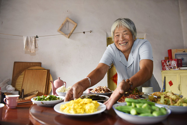 回丈母娘家吃飯！等了3個小時菜還未上桌　走「進廚房一看」瞬間淚目：一定好好對妻子