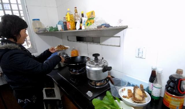 回丈母娘家吃飯！等了3個小時菜還未上桌　走「進廚房一看」瞬間淚目：一定好好對妻子