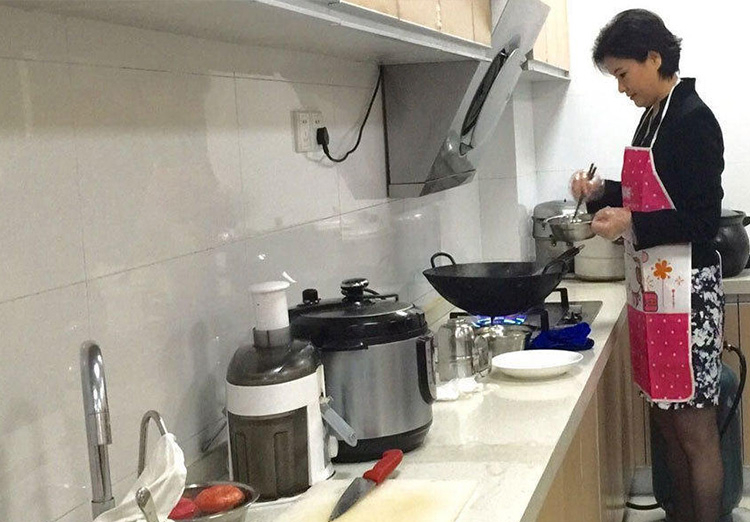 回丈母娘家吃飯！等了3個小時菜還未上桌　走「進廚房一看」瞬間淚目：一定好好對妻子