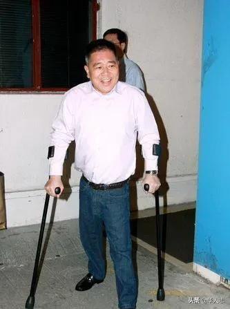家道中落！為救弟弟「嫁給跛腳富商」生3女　50歲逆襲成「10億女總裁」顏值凍齡