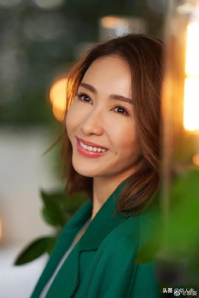 家道中落！為救弟弟「嫁給跛腳富商」生3女　50歲逆襲成「10億女總裁」顏值凍齡