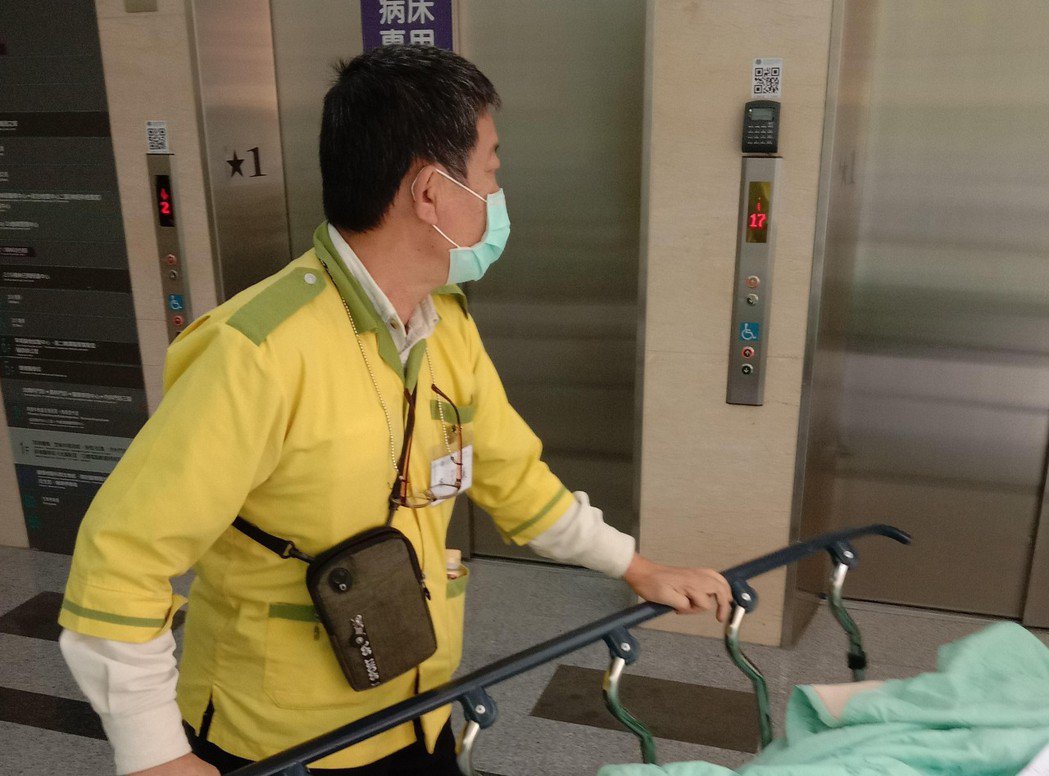 退休別被無聊荒廢！66歲阿伯「再就業甘願守醫院4年」喜迎第三人生　不畏疫情照上工「笑吐最實在原因」