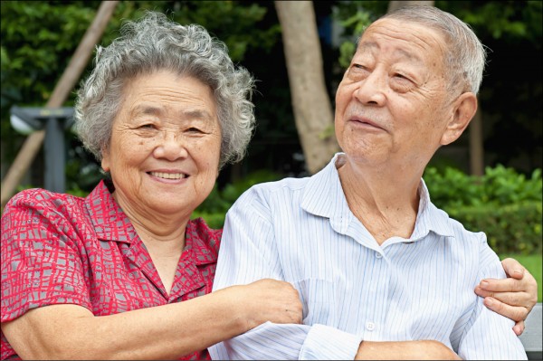 退休別被無聊荒廢！66歲阿伯「再就業甘願守醫院4年」喜迎第三人生　不畏疫情照上工「笑吐最實在原因」