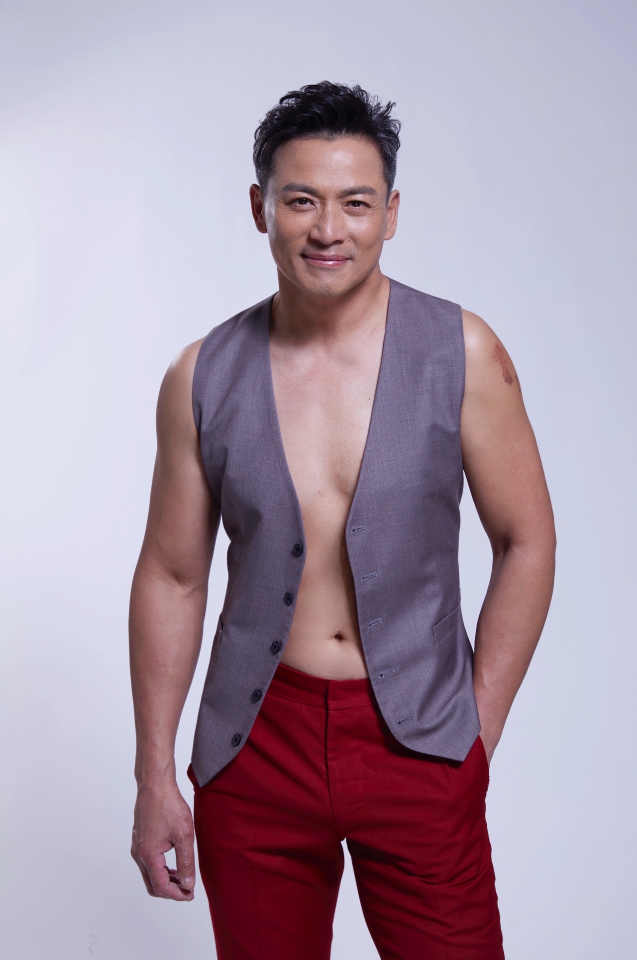 瘦回帥氣小生！50歲江宏恩「被笑飛龍變肥龍」2個月狂鏟13kg　早上必「空腹喝一杯特製果汁」養成冰塊肌