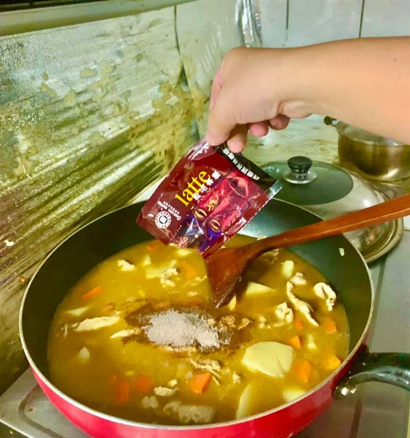 別只用咖哩塊煮！怕不夠味「加入常見飲料」媲美日本名店　釣出老饕「專屬美味大公開」：層次翻倍