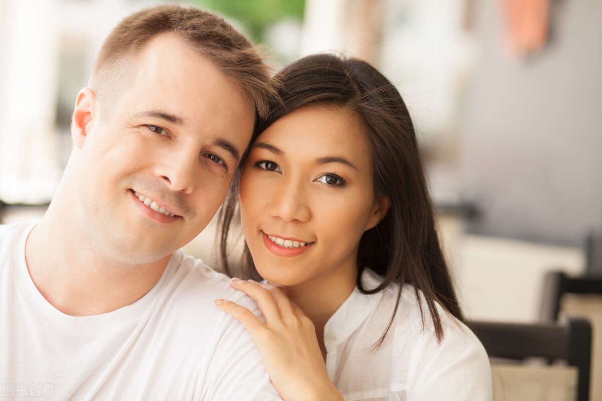 結婚4年不孕！夫妻離婚簽字「丈夫的腳不停被踢」　他轉頭「看妻子一眼」笑回：不離了～