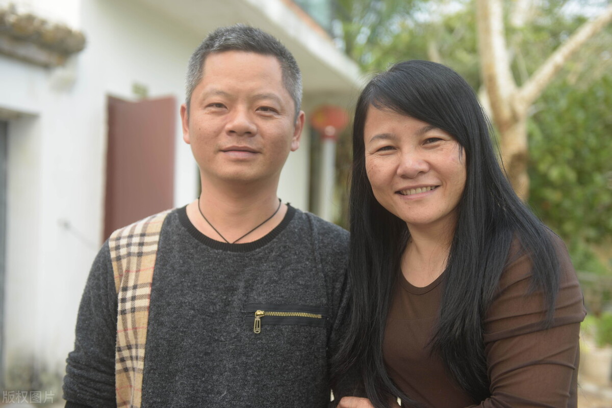 結婚4年不孕！夫妻離婚簽字「丈夫的腳不停被踢」　他轉頭「看妻子一眼」笑回：不離了～