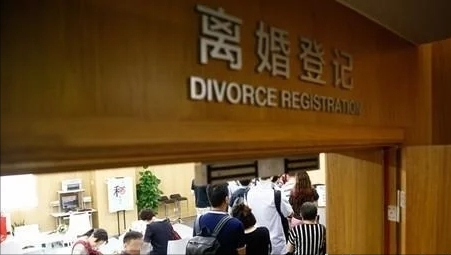 結婚4年不孕！夫妻離婚簽字「丈夫的腳不停被踢」　他轉頭「看妻子一眼」笑回：不離了～
