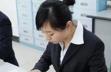 結婚4年不孕！夫妻離婚簽字「丈夫的腳不停被踢」　他轉頭「看妻子一眼」笑回：不離了～