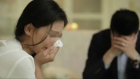 結婚4年不孕！夫妻離婚簽字「丈夫的腳不停被踢」　他轉頭「看妻子一眼」笑回：不離了～