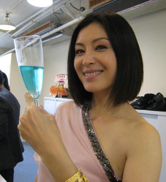 她21歲嫁給大30歲富豪！結婚13天就成寡婦　為爭巨額遺產「打10年官司」笑：贏家是我