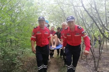95歲失智爺爺走丟！5天後「獨自在媽媽墳前被找到」　「救難人員發現巧合」網暖哭：想媽媽了