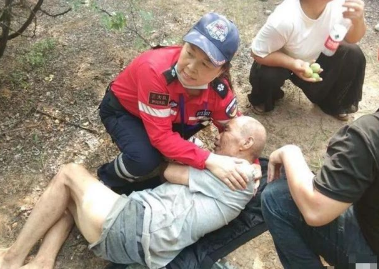 95歲失智爺爺走丟！5天後「獨自在媽媽墳前被找到」　「救難人員發現巧合」網暖哭：想媽媽了