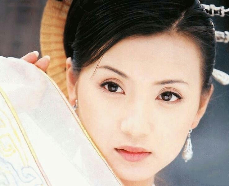 人稱萬人迷！巔峰隱退「讀研當老師」　31歲嫁億萬富商「5年生3子再露面」仍魅力無邊