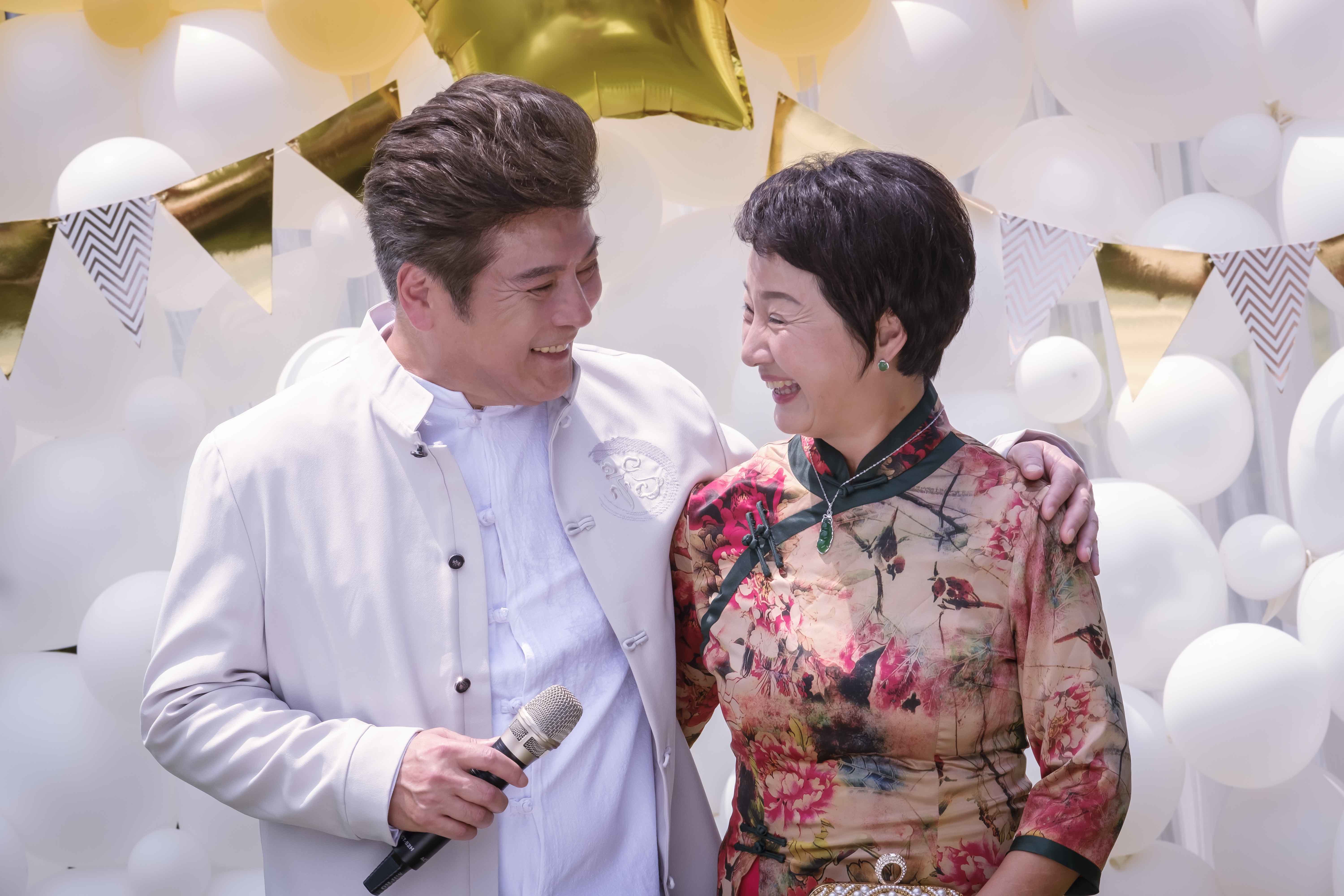 為爸媽搬回家！《守著陽光守著你》男星「照顧雙親到往生」了無遺憾　71歲終身不娶「感慨一個人也很好」