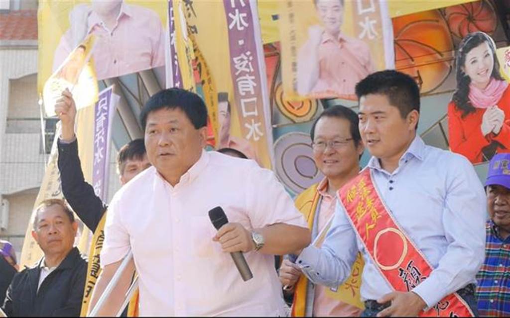 換肝1年再露面！顏清標曝「5代同堂溫馨照」網喊：基因太強大　慈祥抱孫被爆料「標哥也有溫柔面」