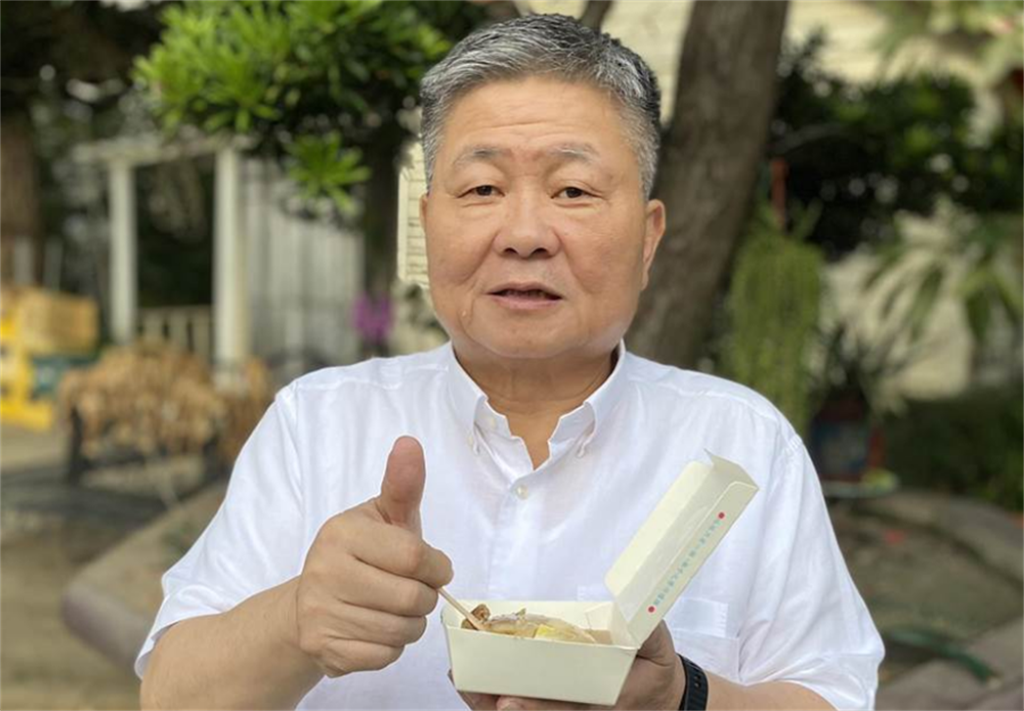 換肝1年再露面！顏清標曝「5代同堂溫馨照」網喊：基因太強大　慈祥抱孫被爆料「標哥也有溫柔面」