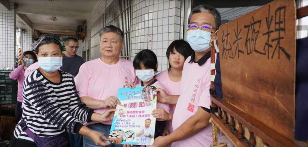 換肝1年再露面！顏清標曝「5代同堂溫馨照」網喊：基因太強大　慈祥抱孫被爆料「標哥也有溫柔面」