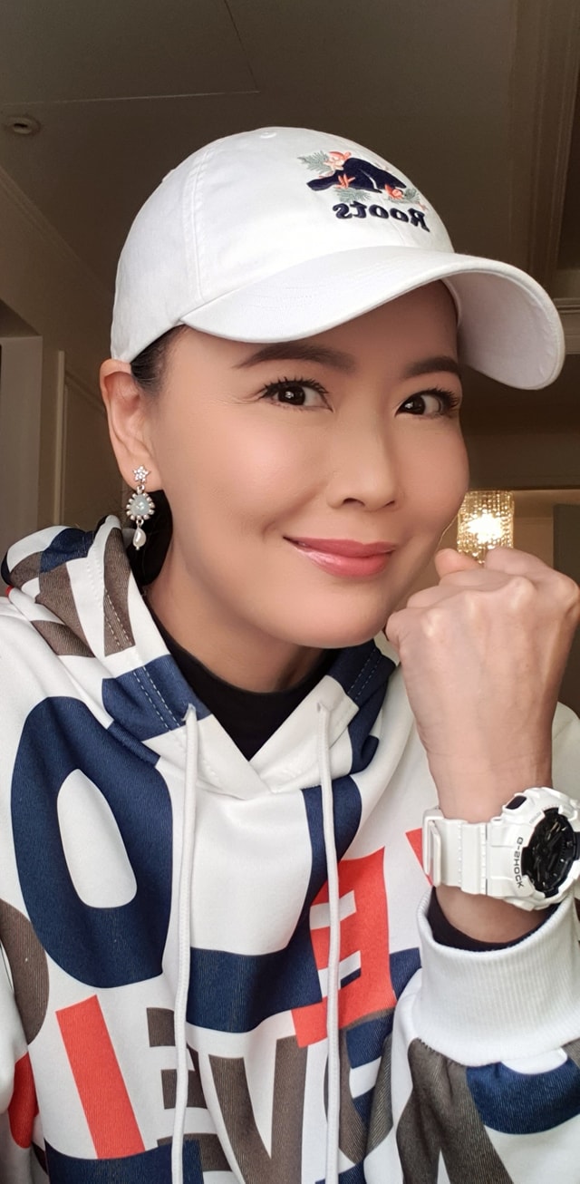 左耳聽不到！51歲岳虹「多病纏身治不好」眼前一黑突倒地　千萬孝親宅淪空房「單身揪閨蜜養老」