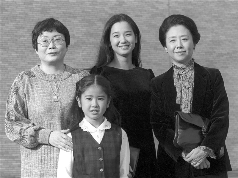 唯一家人剩愛犬！《阿信》編劇「95歲安靜告別人間」愛徒上妝送行　「花2年超前部署晚年」走後不想麻煩他人