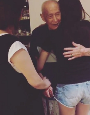 爸爸在她2歲離家！許瑋甯淚謝外公「把自己當最小女兒疼」不再自卑　「37年無微不至父愛」約好：繼續當您的孫女