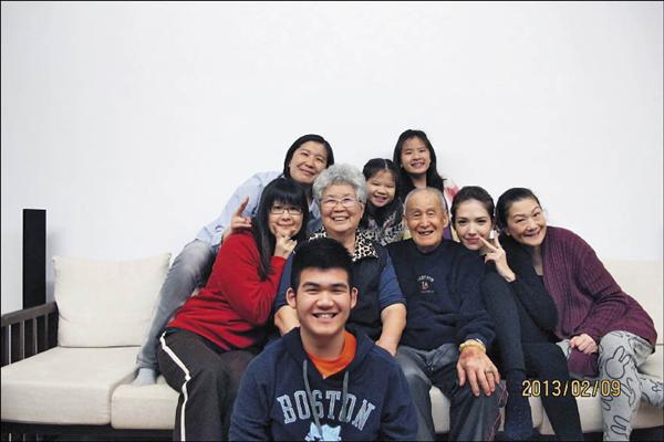 爸爸在她2歲離家！許瑋甯淚謝外公「把自己當最小女兒疼」不再自卑　「37年無微不至父愛」約好：繼續當您的孫女